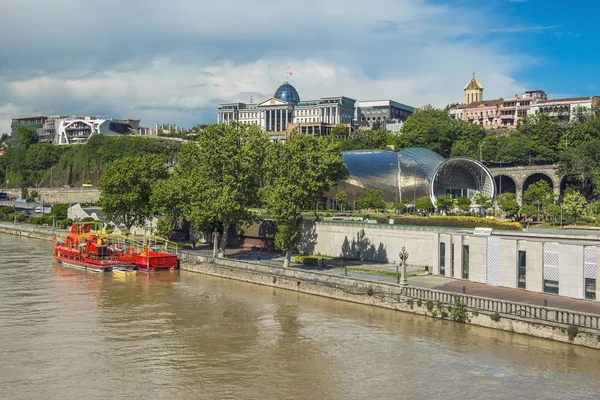 River Kura and residence of Georgian President in Tbilisi — Stock Photo, Image