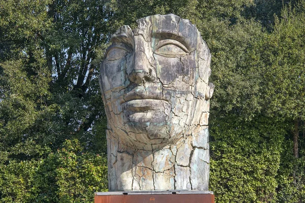 Escultura de cabeza gigante en los Jardines de Boboli en Florencia —  Fotos de Stock