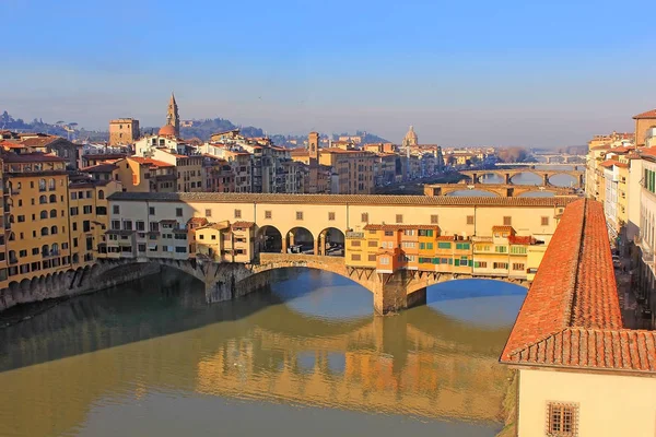 Ponte Vecchio sobre el río Arno y el corredor Vasari en Florencia — Foto de Stock