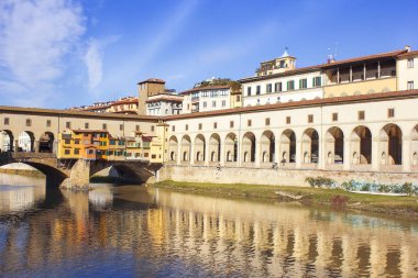 Vasari koridoru ve Arno Nehri üzerindeki Ponte Vecchio, Floransa