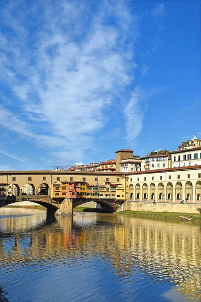 Corredor de Vasari y Ponte Vecchio sobre el río Arno, florencia — Foto de Stock