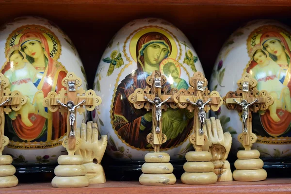 Oeufs de Pâques peints et crucifix en bois — Photo