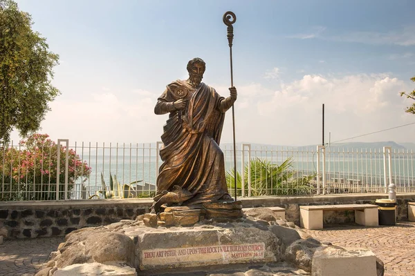 Standbeeld van de apostel Petrus, Capernaum, zee van Galilea, Israël — Stockfoto