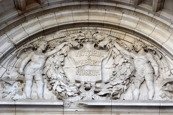 Pediment over the entrance to the museum Victoria and Albert museum, Londres — Fotografia de Stock