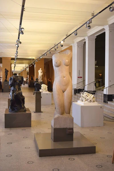 Sculpture hall in the Victoria and Albert Museum, London, UK — Stock Photo, Image