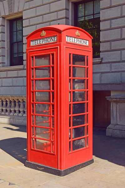 Red telephone booth in London — Stock Photo, Image