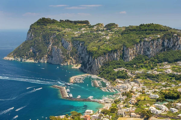 A légi felvétel a olasz Capri-sziget, Olaszország Campania régiójában, Olaszország — Stock Fotó