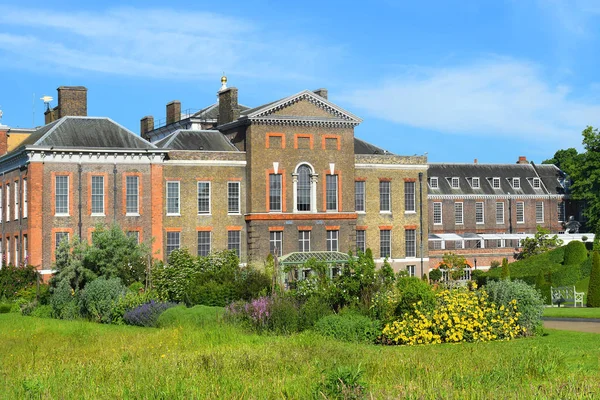 Palacio de Kensington en Kensington Gardens, Londres — Foto de Stock