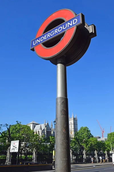 Zeichen des Untergrunds von London, England — Stockfoto