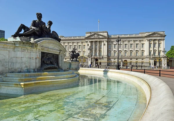 Buckingham Palace and Victoria Memorial, London — Stock Photo, Image