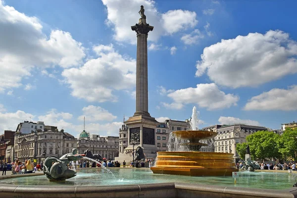 Fontanna na placu trafalgar square w Londynie — Zdjęcie stockowe