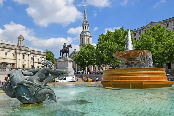 Fountain at Trafalgar Square in London — Stok fotoğraf