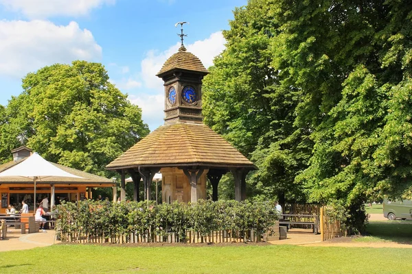 Café und uhrturm, diana Memorial Spielplatz in kensington garden, london — Stockfoto