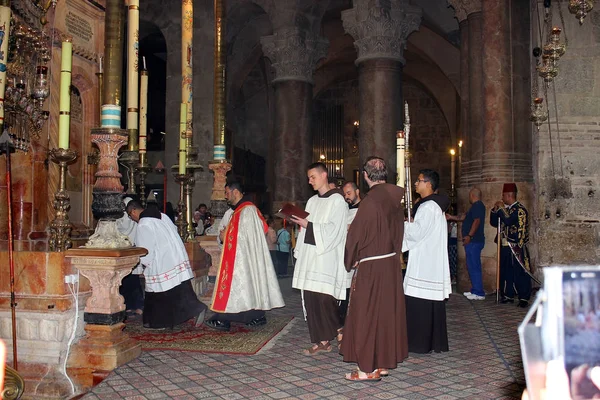 Sacerdoti all'ingresso dell'edicola del Santo Sepolcro, Gerusalemme — Foto Stock