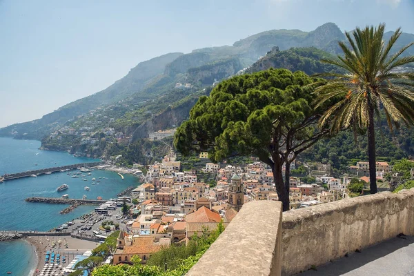 Viehättävä maisema Amalfi, Salernon lahti, Italia — kuvapankkivalokuva