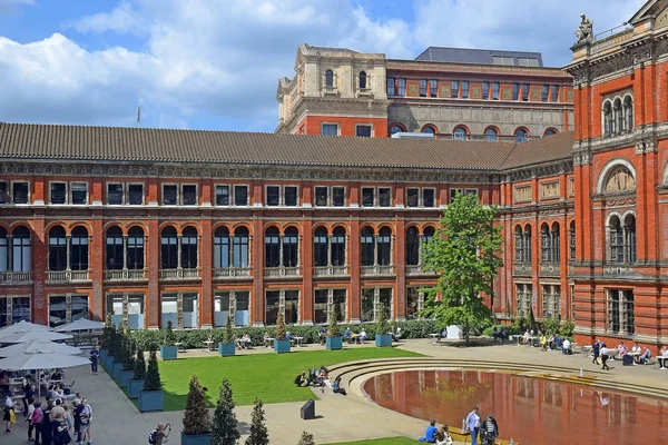 Courtyard at the Victoria and Albert Museum, London — Stock Photo, Image