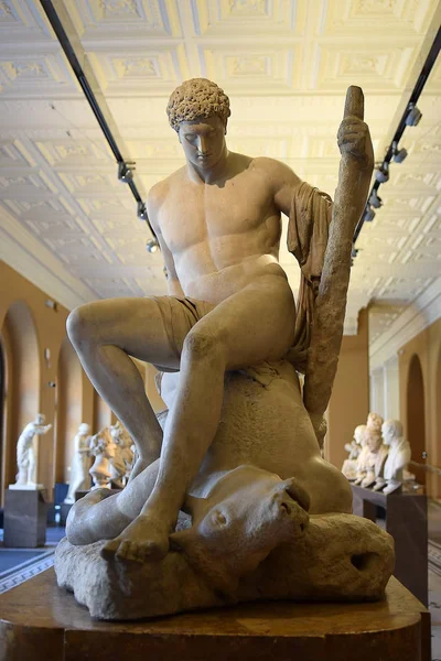 Escultura Teseo y el Minotauro por Antonio Canova —  Fotos de Stock