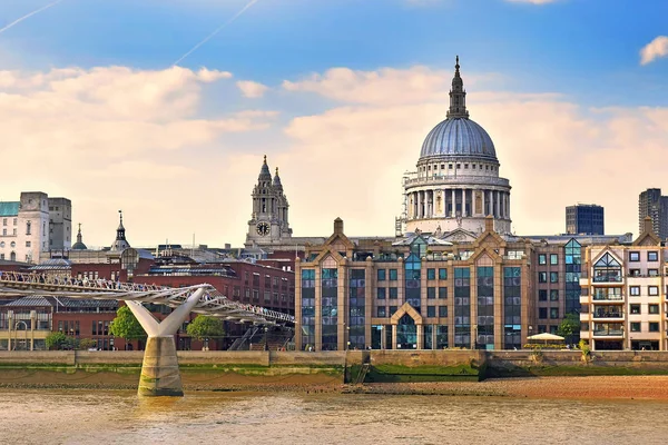 Millennium Bridge, St Pauls Cathedral and embankment of the River Thames, London — Stock Photo, Image