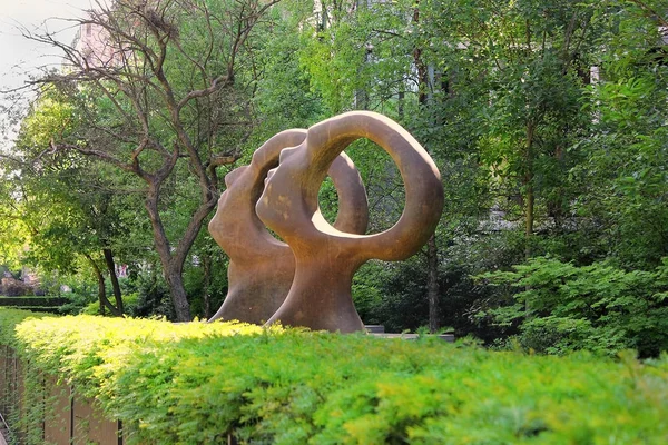 雕塑"寻找启示"由英国雕塑家西蒙活塞 — 图库照片