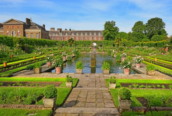 침 몰 한 정원, 켄싱턴 궁전, 런던 — 스톡 사진