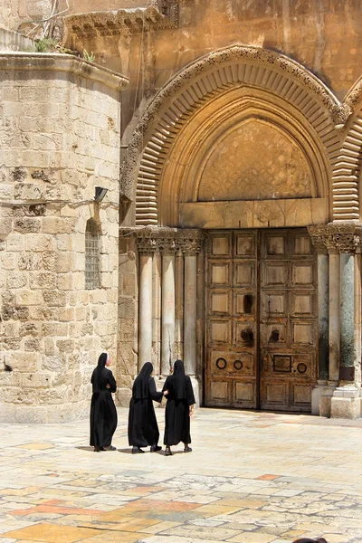 Монахини у входа в храм Гроба Господня, Иерусалим — стоковое фото