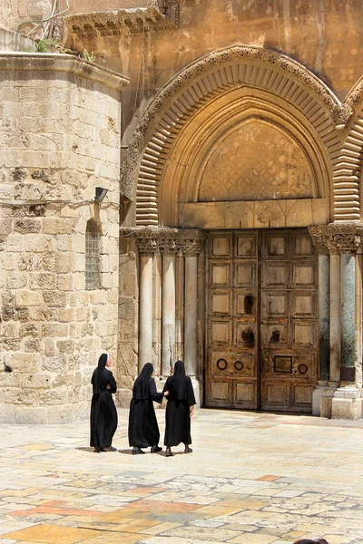 Monjas a la entrada del templo del Santo Sepulcro, Jerusalén —  Fotos de Stock