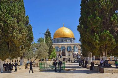 İsrail polisi siparişinde Temple Mount Kudüs'te tutmak.