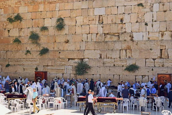 Religijni Żydzi, modlitwa przy ścianie płaczu, Jerozolima — Zdjęcie stockowe