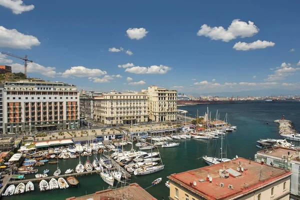 Vista sobre Nápoles y el puerto deportivo desde la altura Castel dell 'Ovo, Nápoles, Italia — Foto de Stock