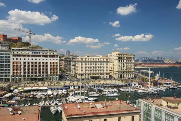 Pohled přes Neapol a marina z výšky Castel dell'Ovo, Neapol, Itálie — Stock fotografie