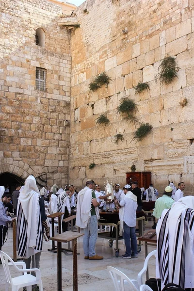 Judeus orando no Muro das Lamentações, Jerusalém — Fotografia de Stock