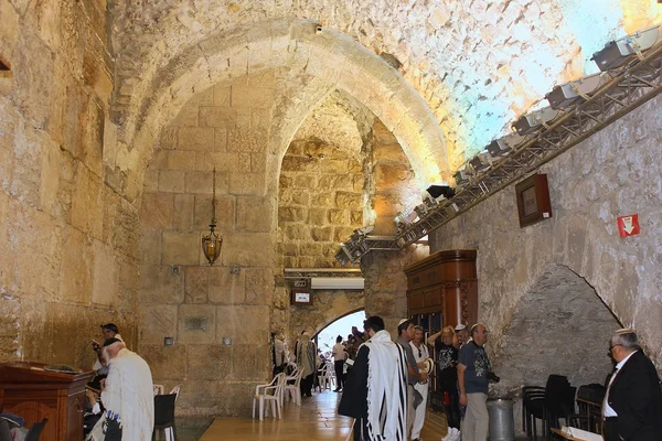Jews praying in the synagogue of Wailing Wall, Jerusalem — Stock Photo, Image
