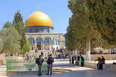 İsrail polisi ve Müslümanlar kaya, Jerusalem kubbe içinde girişinde