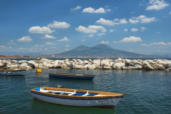 Barcos de pesca no porto de Nápoles e vista para o Monte Vesúvio — Fotografia de Stock