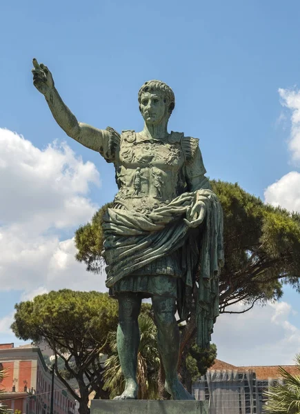 Antike Statue von gaius julius caesar in neapel — Stockfoto