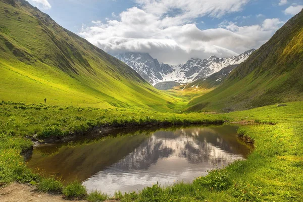 Paysage, chaîne de montagnes du Caucase, vallée de la Juta, région de Kazbegi, Géorgie — Photo