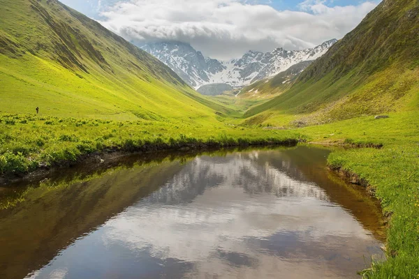 Paysage, chaîne de montagnes du Caucase, vallée de la Juta, région de Kazbegi, Géorgie — Photo