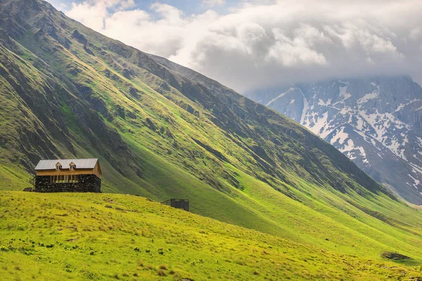 Landschap, Kaukasus, Juta vallei, Kazbegi regio, Georgië — Stockfoto
