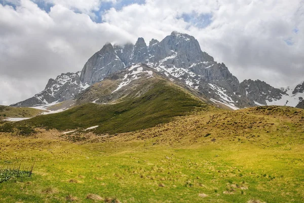 Paysage, chaîne de montagnes du Caucase, vallée de la Juta, région de Kazbegi, Géorgie — Photo