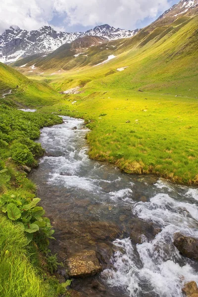 Paesaggio, catena montuosa del Caucaso, valle della Juta, regione Kazbegi, Georgia — Foto Stock