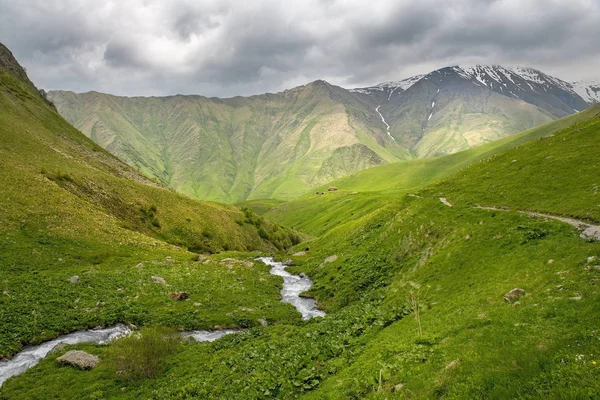 Landskap, Caucasus bergskedja, Juta valley, Kazbegi regionen, Georgien — Stockfoto