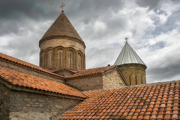 Iglesia de la Madre de Dios en la fortaleza de Ananuri en Georgia — Foto de Stock