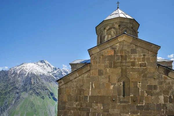 Gergeti Trinity Church in Georgia — Stock Photo, Image