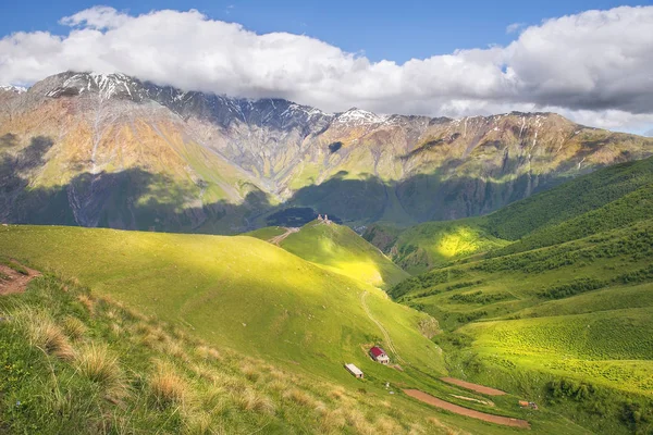 Krajina v pohoří Kavkaz, regionu Kazbegi, Georgia — Stock fotografie