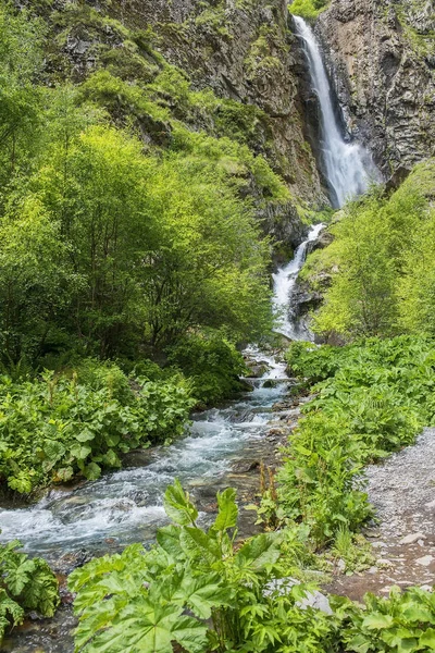 Paesaggio con cascata nelle montagne del Caucaso, Georgia — Foto Stock