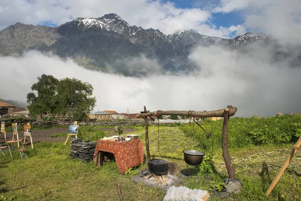 Gergeti, Gürcistan köyde açık Cafe