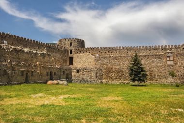 Mtsheta, Gürcistan'daki Svetitskhoveli katedral kilise mezarlığına