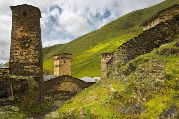 Defensieve torens in dorp Ushguli in Upper Svaneti (Georgia) — Stockfoto