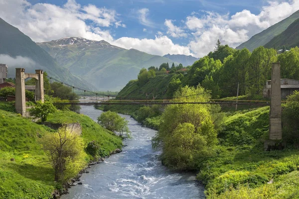 Oude hangbrug over de Terek rivier in Stepantsminde, Georgië — Stockfoto