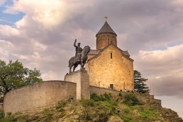 Iglesia Metekhi y monumento del rey Vakhtang Gorgasali en Tiflis, Georgia — Foto de Stock